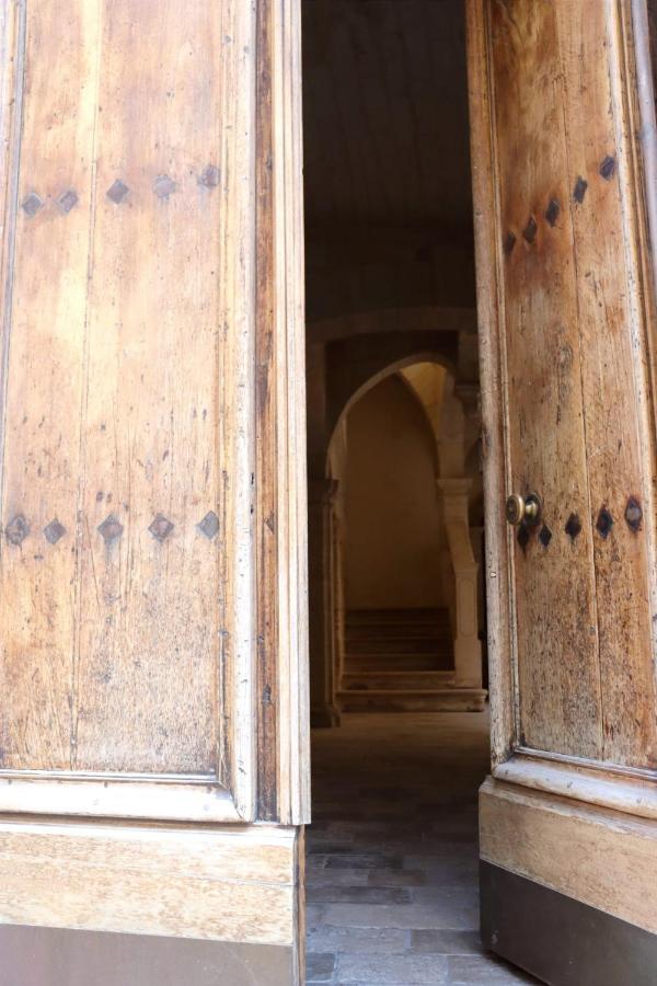 Uzes, Au Coeur Du Centre Medieval La Boussole D'Uzes, Appartement De Caractere Du XVII -Eme Siecle Extérieur photo